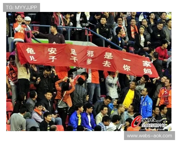 水晶宫球迷横幅讽刺诺丁汉森林主席，两队因欧战资格结怨