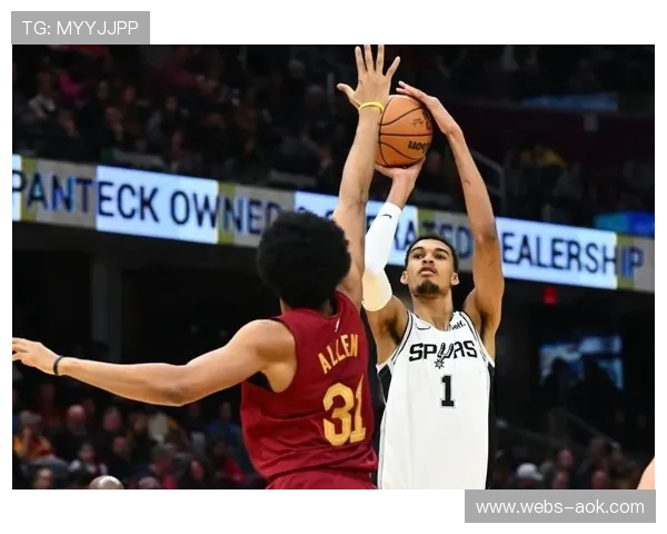 文班亚马对阵骑士砍下30分10篮板5盖帽，马刺终结连败